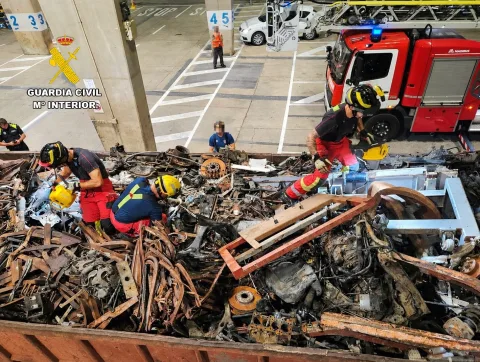 Imagen de la noticia: La Guardia Civil rescata a un menor oculto en chatarra en el Puerto