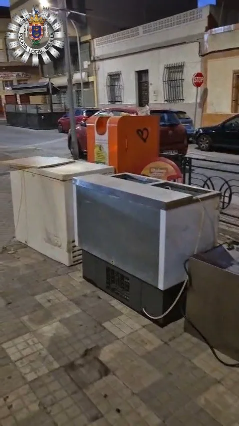 Imagen de la noticia: La Policía Local denuncia al dueño de un bar por un vertido en la calle Remonta
